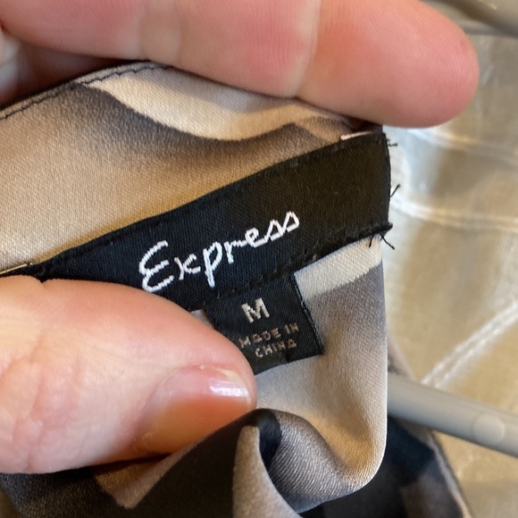 Express Rose sleeveless top - Picture 3 of 10